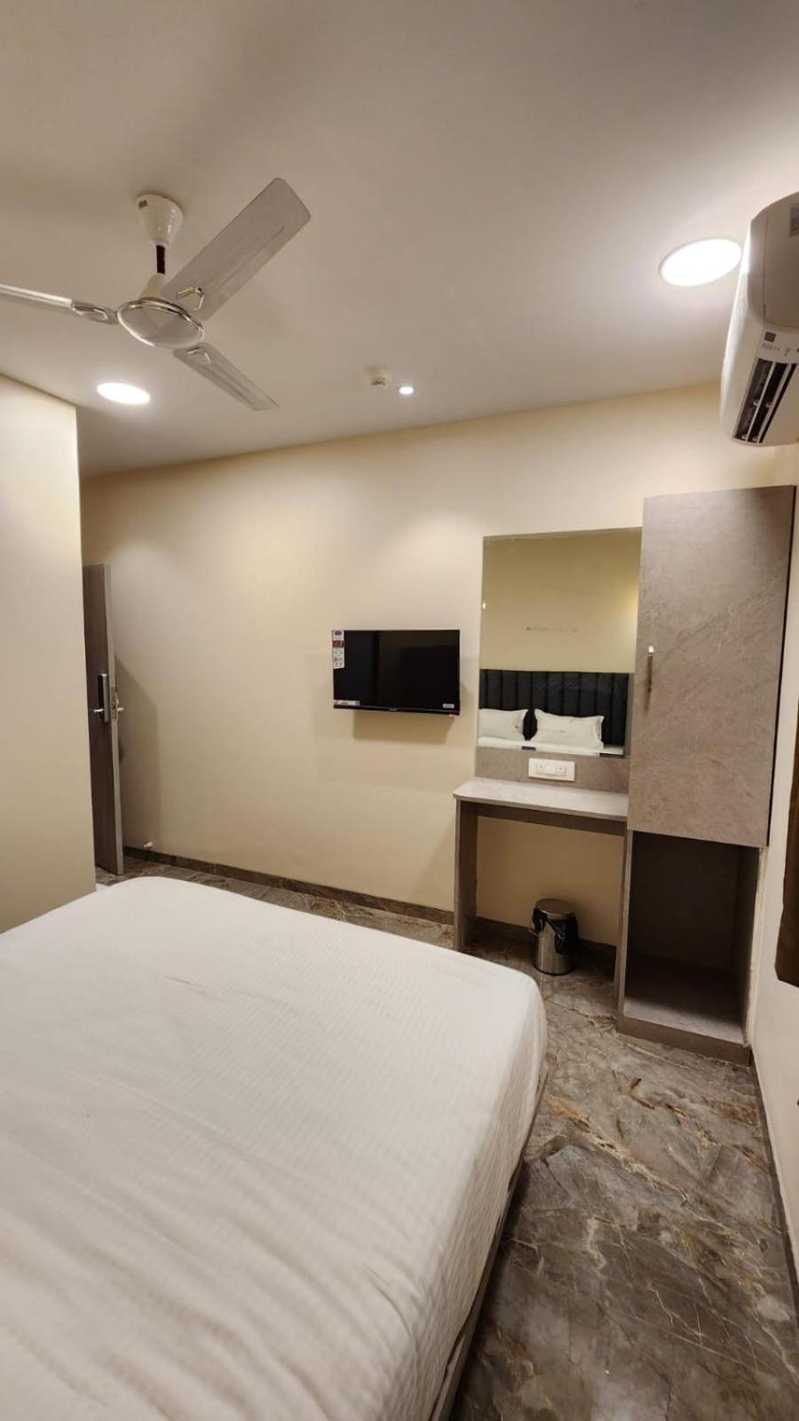 Peace International Hotel Mumbai Ngoại thất bức ảnh